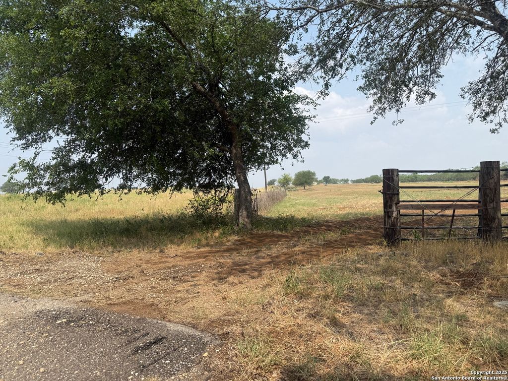 Photo of 1404 US Highway 87 W, Stockdale, TX 78160 (MLS # 1871557)