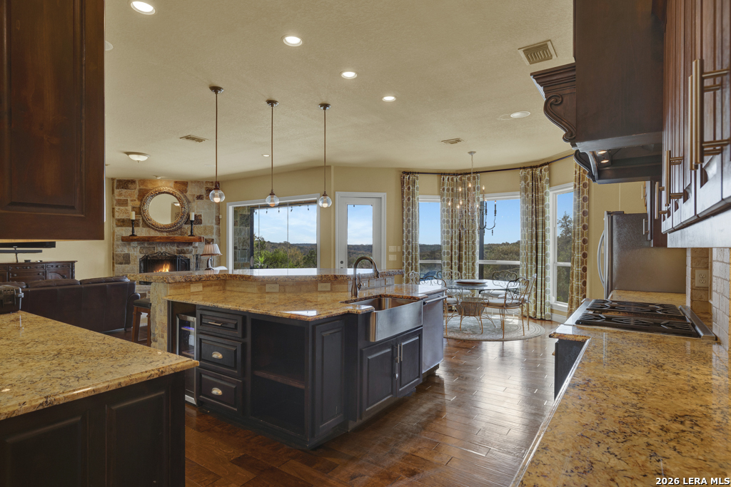 Timeless Hill Country Elegance on 10 secluded Acres with 5 acre privat – image 6