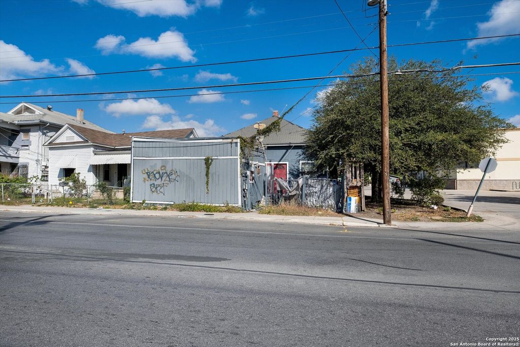 Photo of 2925 W Commerce St, San Antonio, TX 78207 (MLS # 1923483)