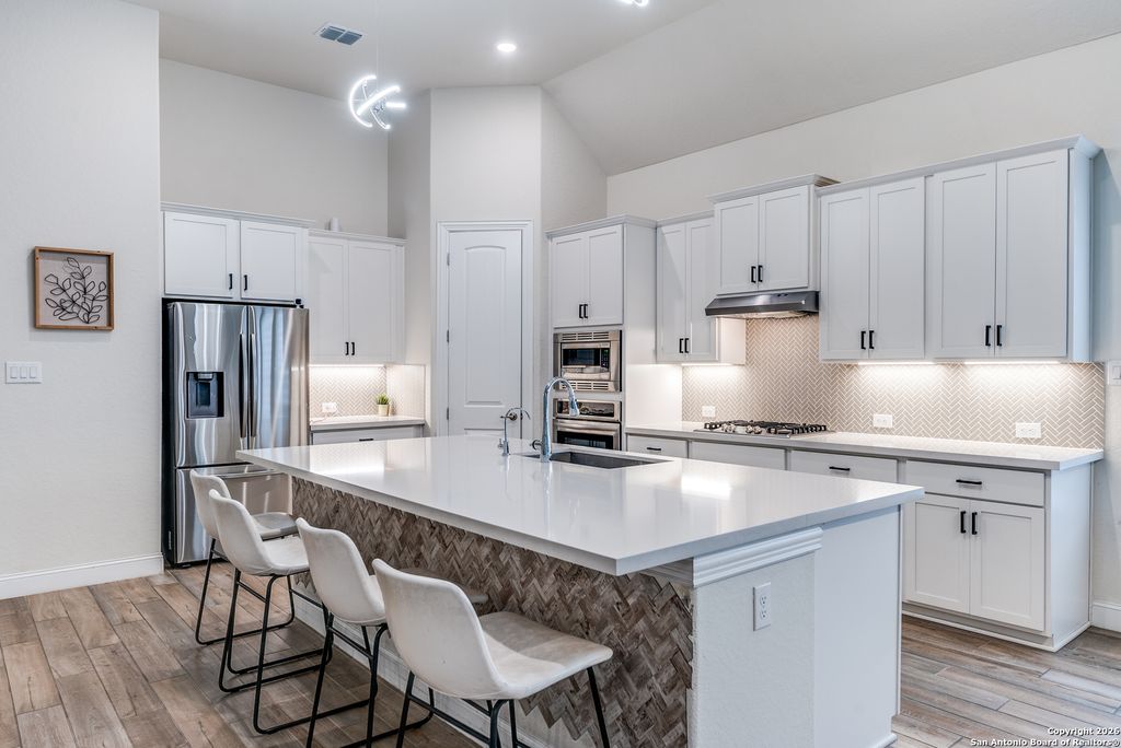 Photo of 110 Stablewood Ct, Boerne, TX 78006 (MLS # 1934310)