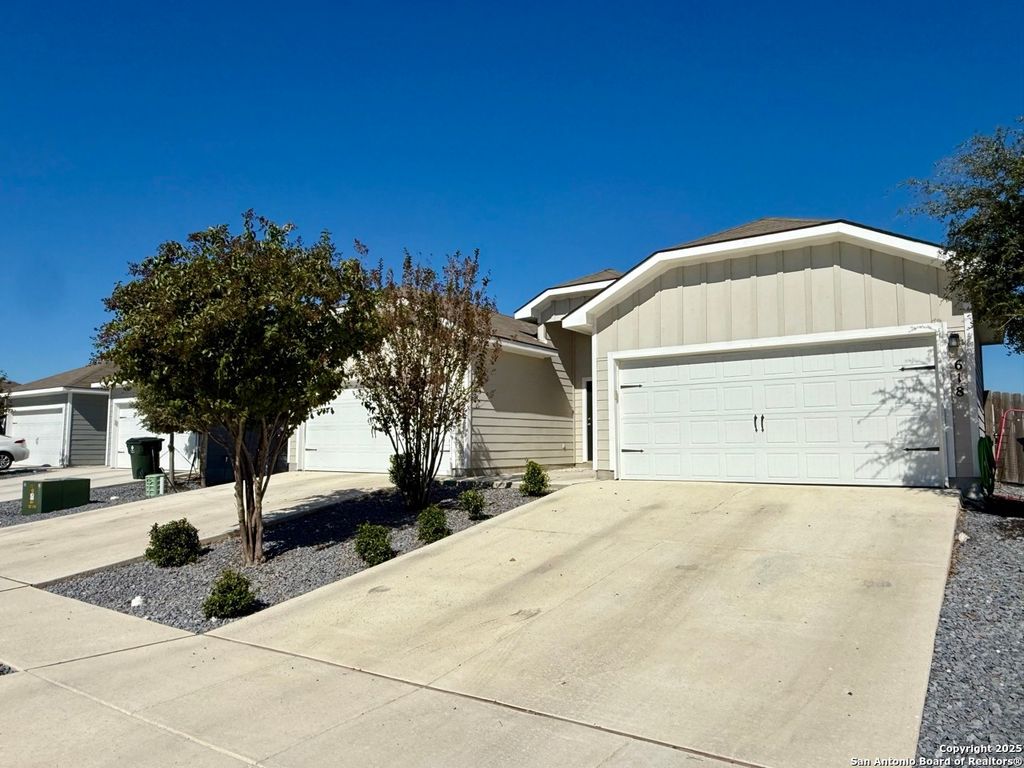 Photo of 616/618 Heathers Way, Seguin, TX 78155 (MLS # 1920369)