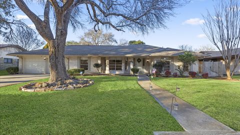 425 Crestwind Windcrest TX 78239