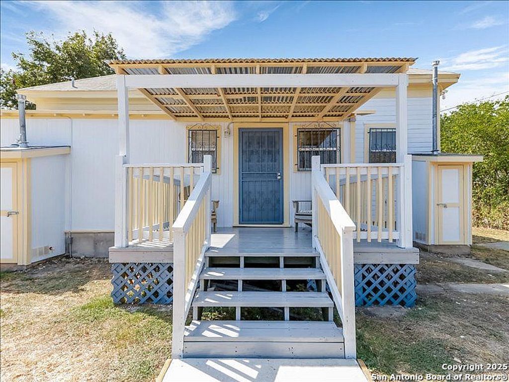 Photo of 103 Edinburg St, San Antonio, TX 78210 (MLS # 1930957)