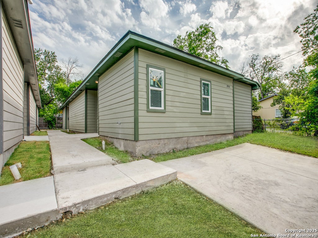 Photo of 2910 S Laredo 2 #2, San Antonio, TX 78207 (MLS # 1991977)