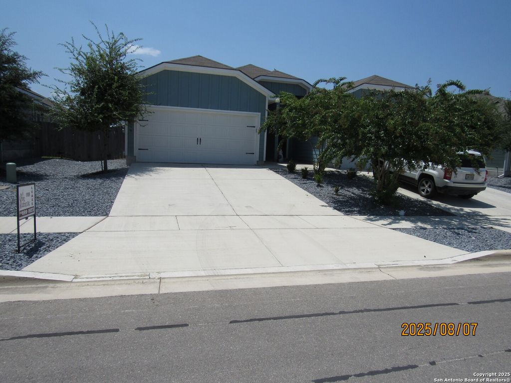 Photo of 619 Heathers Way, Seguin, TX 78155 (MLS # 1890469)