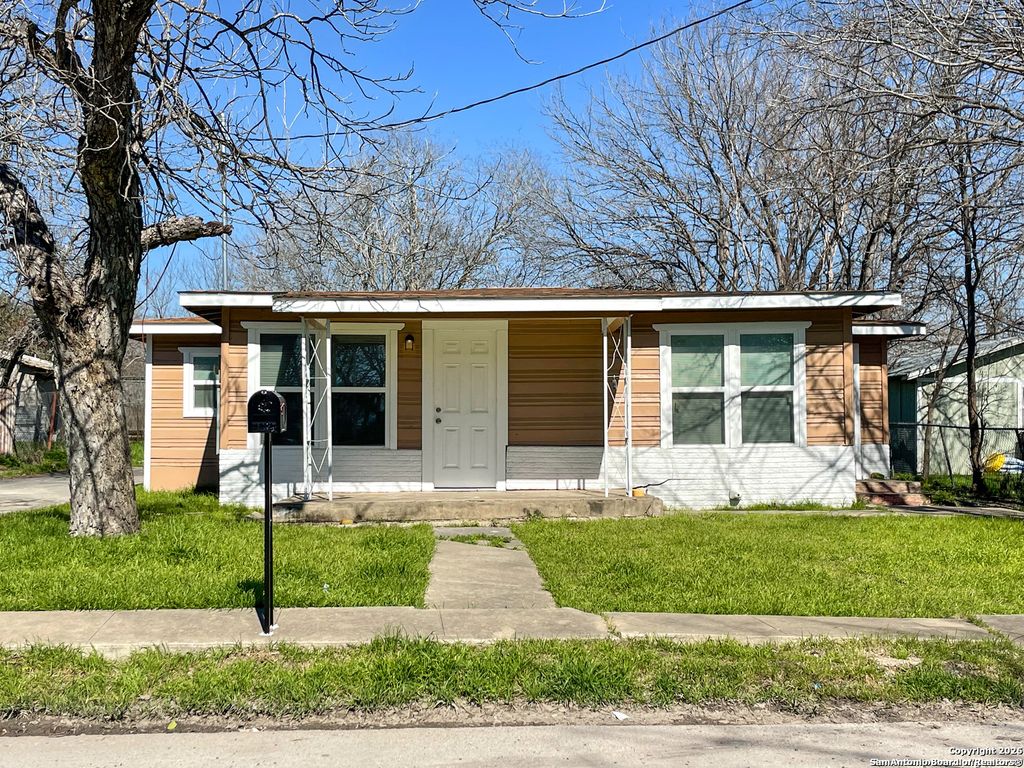 Photo of 510 Avenue C, Seguin, TX 78155 (MLS # 1933077)