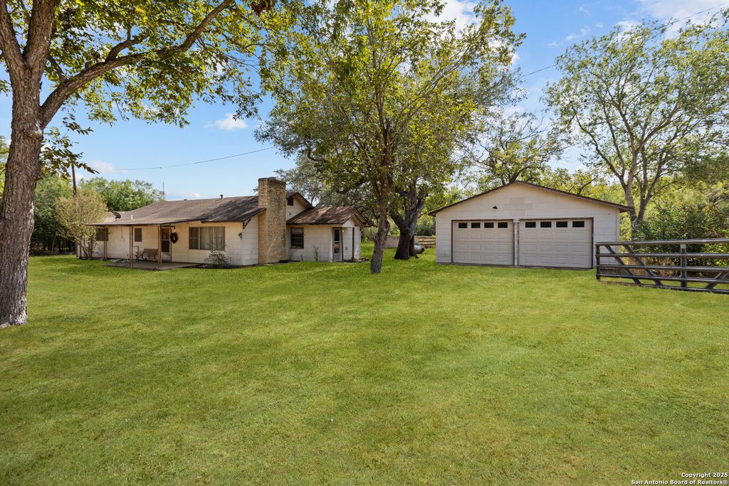 Photo of 663 County Road 664, Devine, TX 78016 (MLS # 1920790)