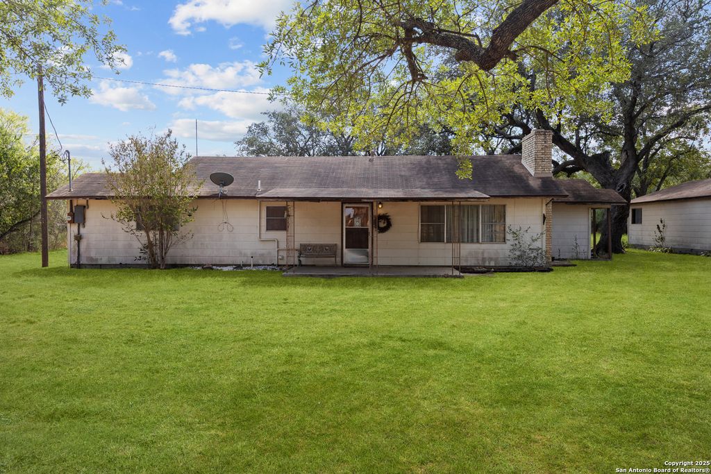 Photo of 663 County Road 664, Devine, TX 78016 (MLS # 1920790)