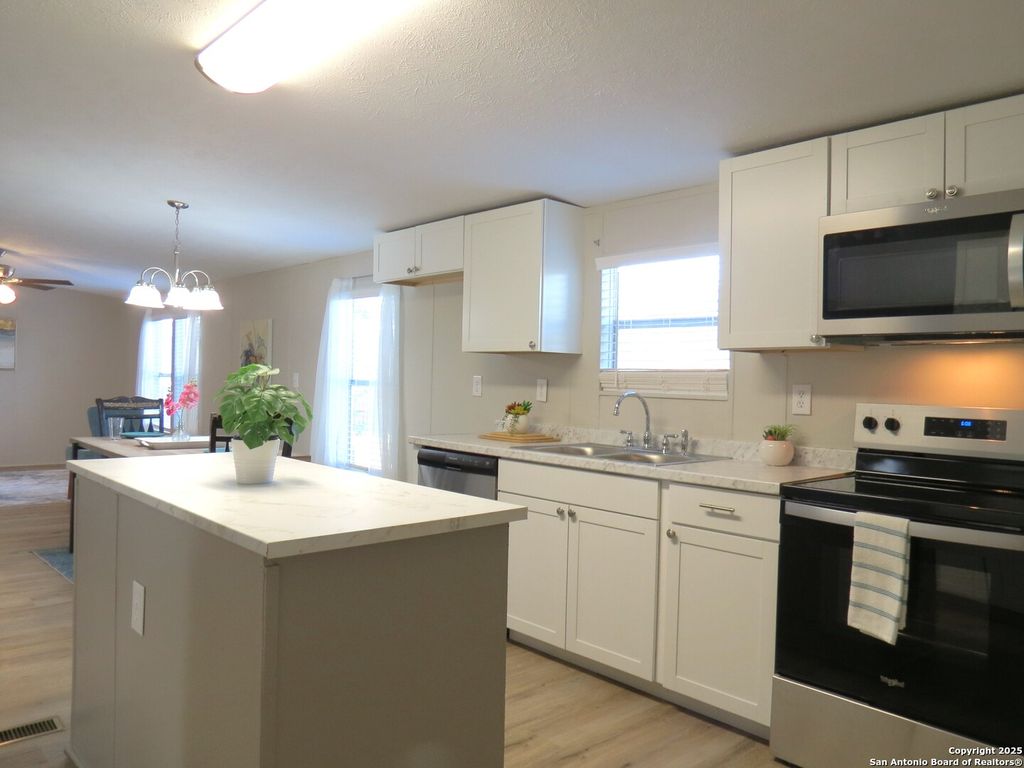 Photo of 908 Texas, Pleasanton, TX 78064 (MLS # 1885518)