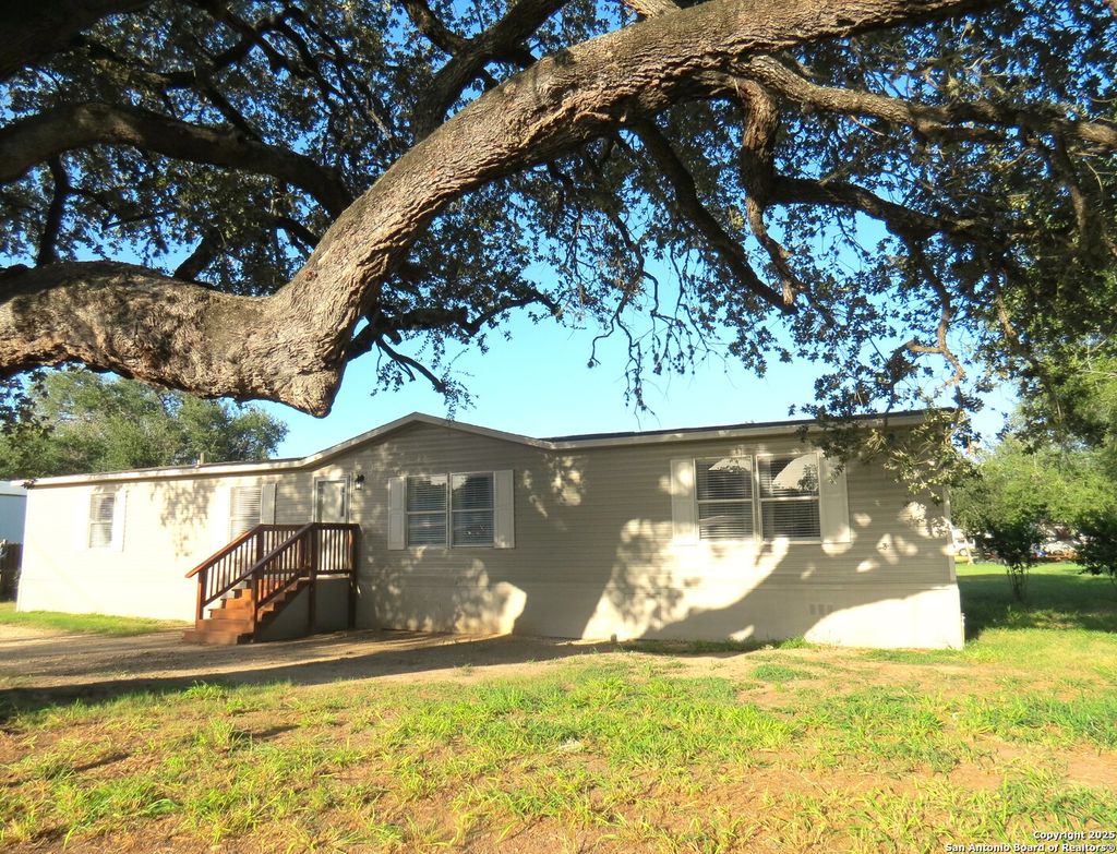 Photo of 908 Texas, Pleasanton, TX 78064 (MLS # 1885518)