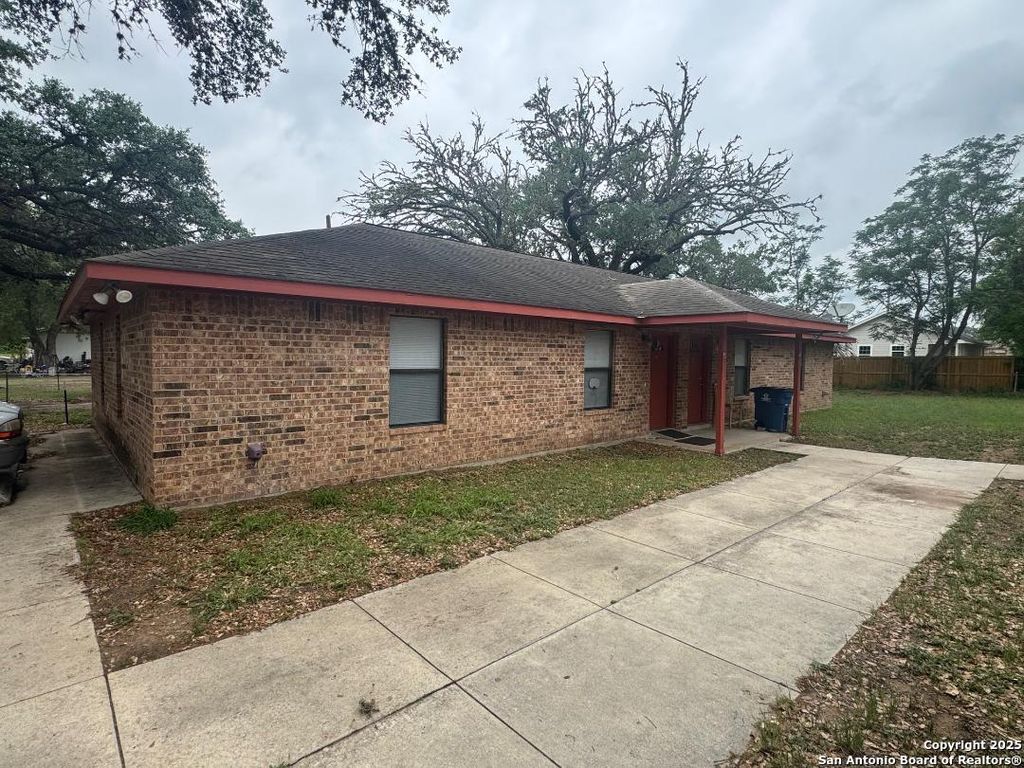 Photo of 823 Dallas, Pleasanton, TX 78064 (MLS # 1860754)