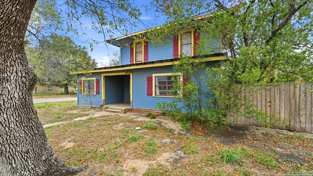 Photo of 536 Commerce St, Pleasanton, TX 78064 (MLS # 1926617)