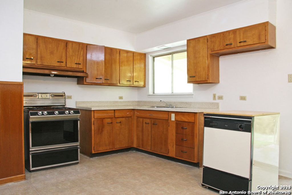 Photo of 4722 DUQUESNE DR, San Antonio, TX 78229 (MLS # 1919726)