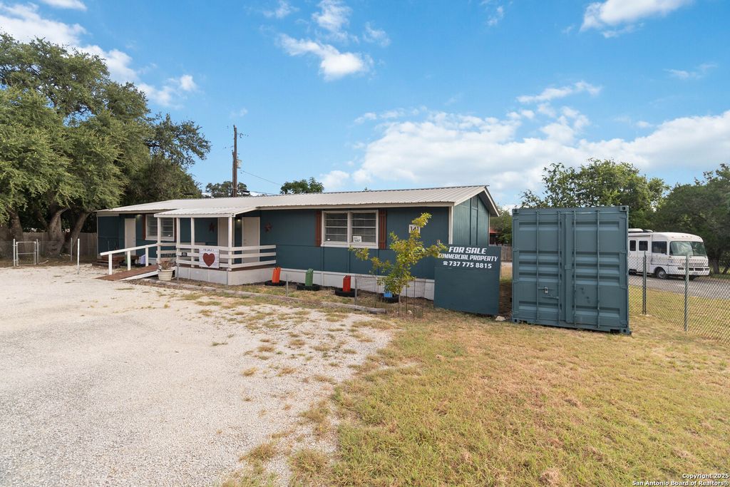 Photo of 141 Wildwood Ln, Canyon Lake, TX 78133 (MLS # 1893238)