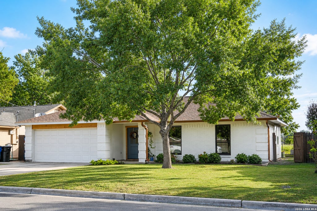 Photo of 921 SEMINOLE DR, New Braunfels, TX 78130 (MLS # 2015063)