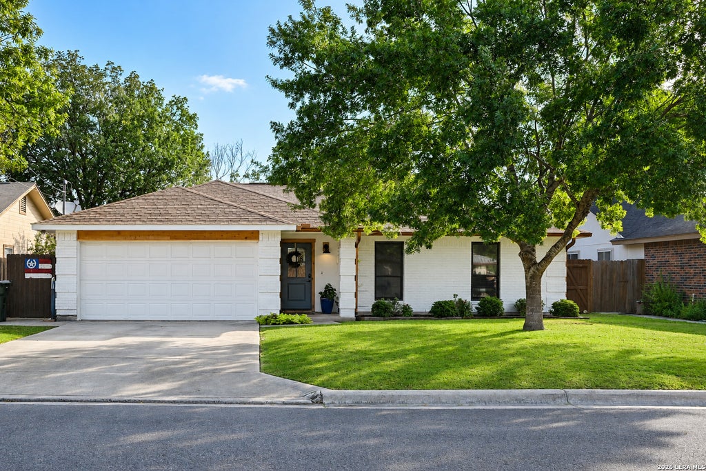Photo of 921 SEMINOLE DR, New Braunfels, TX 78130 (MLS # 2015063)