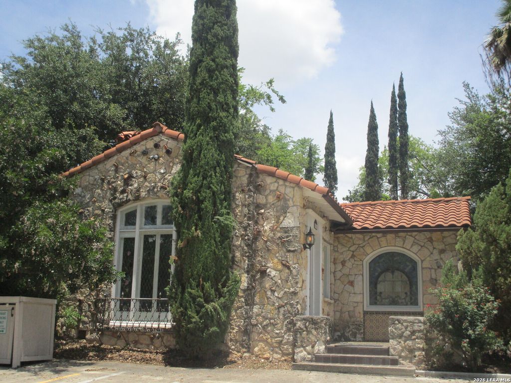 Photo of 411 W Elsmere Pl, San Antonio, TX 78212 (MLS # 1958281)