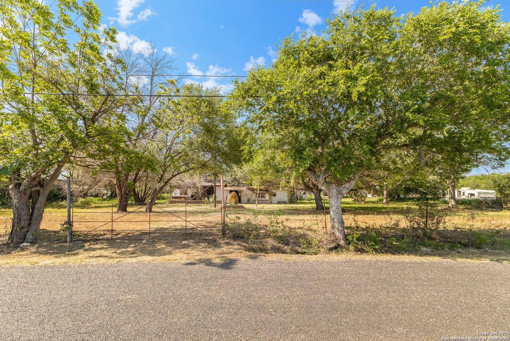 Photo of 601 County Road 6610, Devine, TX 78016 (MLS # 1865880)