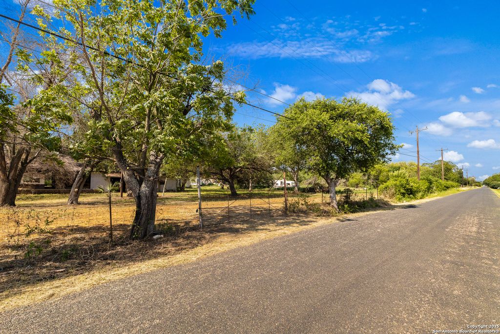 Photo of 601 County Road 6610, Devine, TX 78016 (MLS # 1865880)