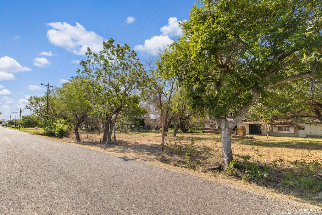 Photo of 601 County Road 6610, Devine, TX 78016 (MLS # 1865880)