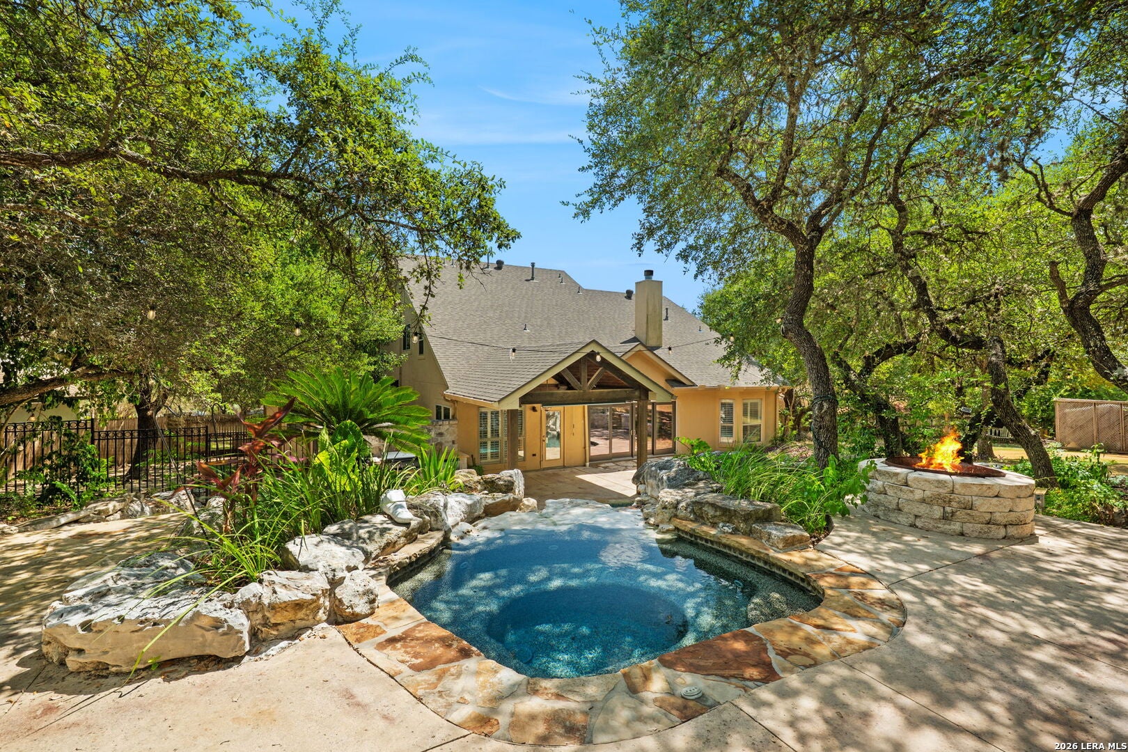 8255 Colonial Woods