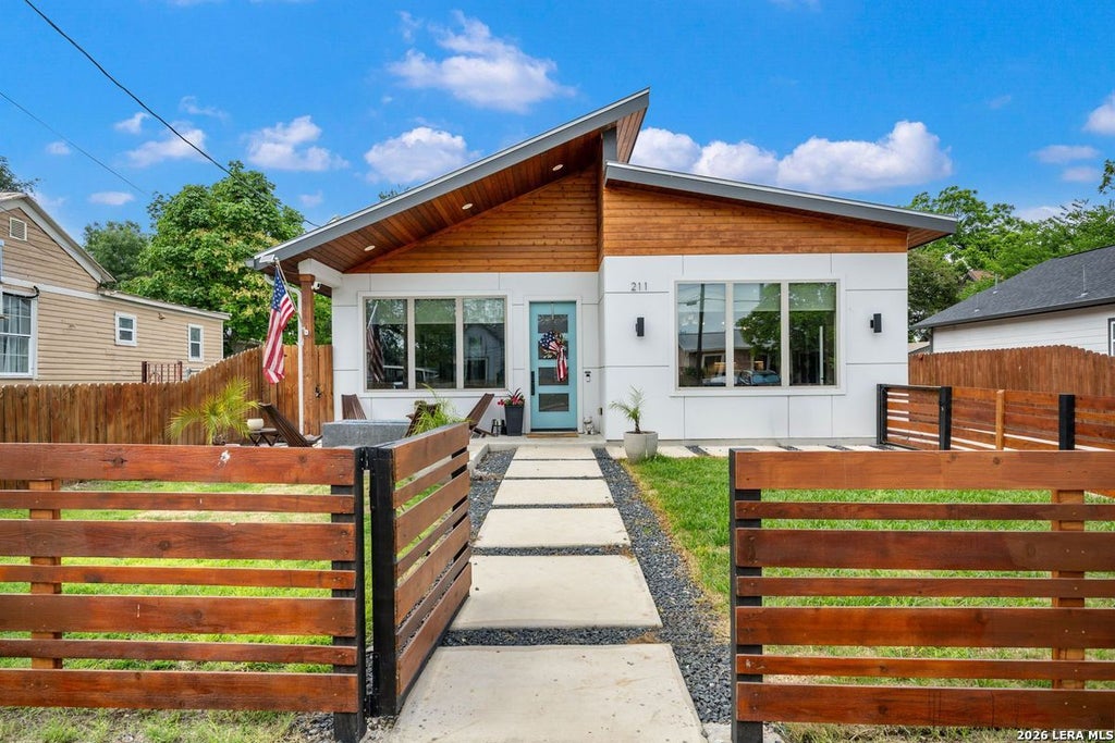 Photo of 211 W LUBBOCK ST, San Antonio, TX 78204 (MLS # 1966256)