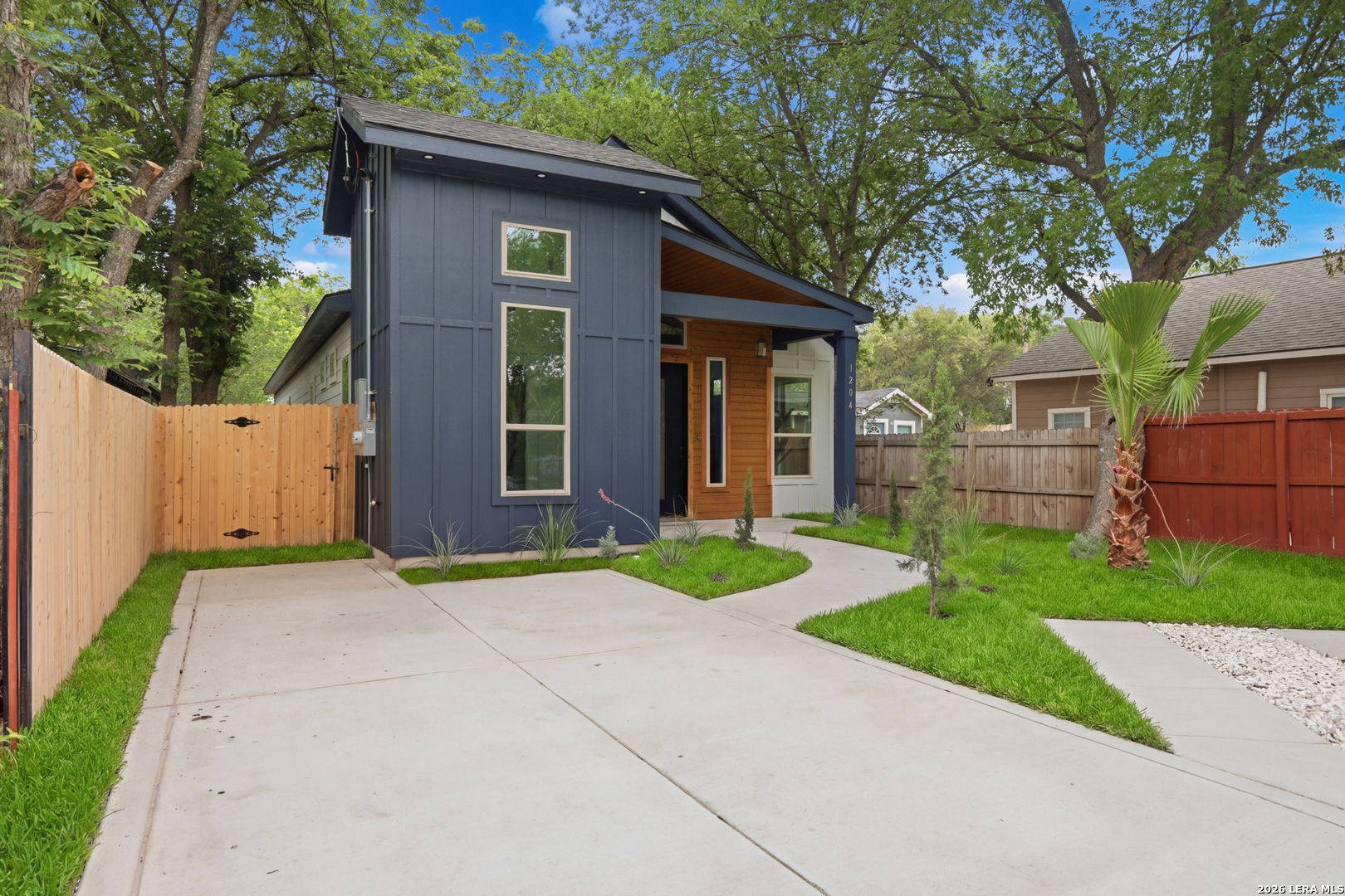 1204 CENTER ST