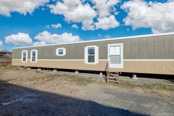 138 SENISA DR, UVALDE, TX 78801 - Image 67a131bfb959f18856653013a3bb7dcd/1779420575