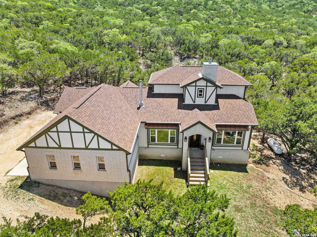 Photo of 223 Canyon View Dr, Pipe Creek, TX 78063 (MLS # 1967020)