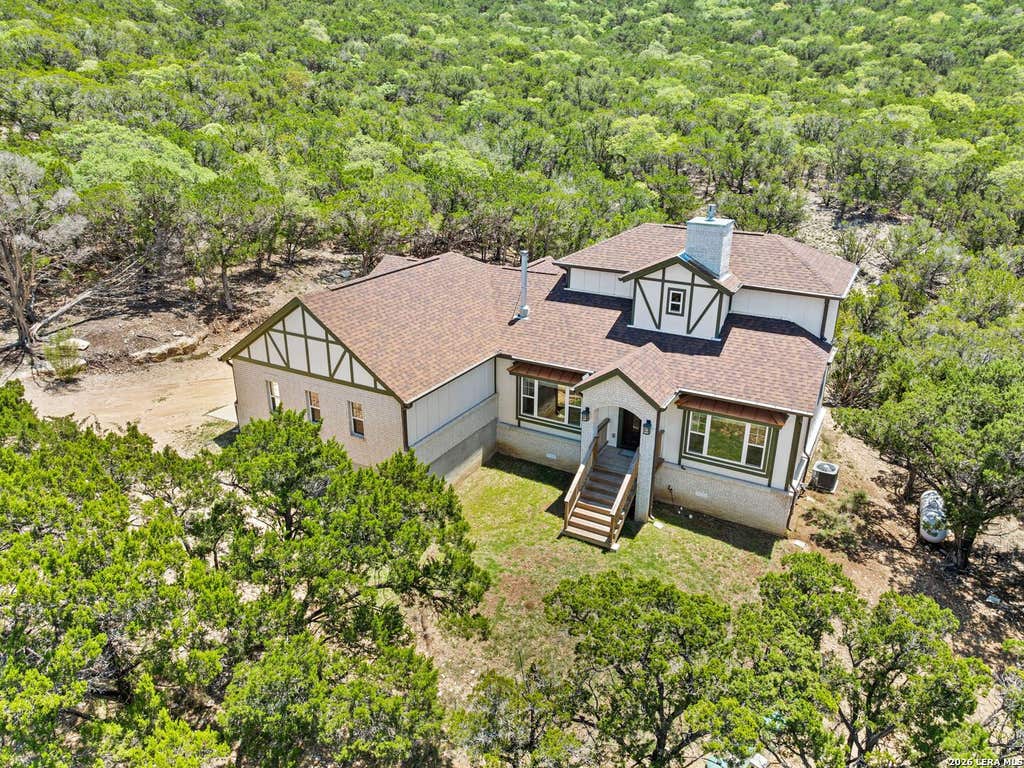 Photo of 223 Canyon View Dr, Pipe Creek, TX 78063 (MLS # 1967020)