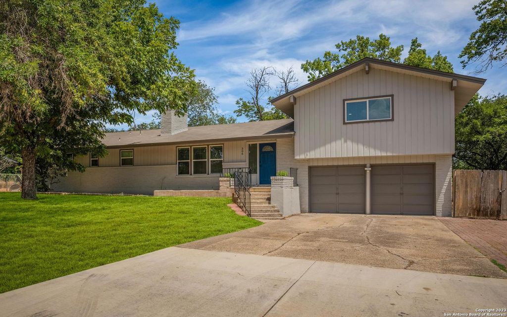 Photo of 306 Antler Dr, San Antonio, TX 78213 (MLS # 1840557)