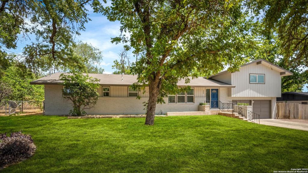 Photo of 306 Antler Dr, San Antonio, TX 78213 (MLS # 1840557)