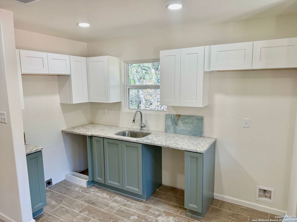 Photo of 709 Burr Oak, Canyon Lake, TX 78133 (MLS # 1925820)