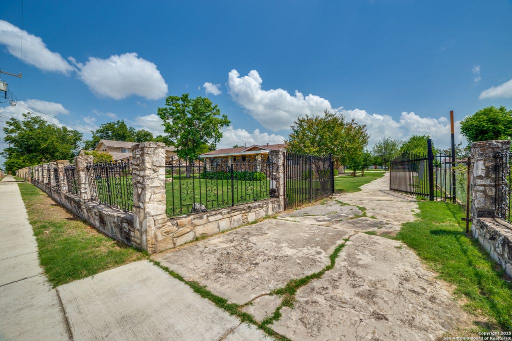 Photo of 606 W BAETZ BLVD, San Antonio, TX 78221 (MLS # 1877061)
