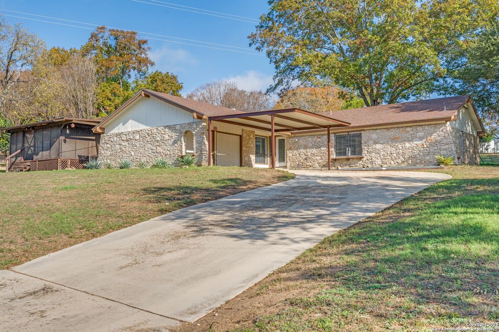 Photo of 640 Crest Lane, New Braunfels, TX 78130 (MLS # 1929943)