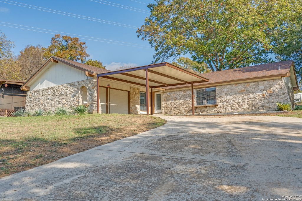 Photo of 640 Crest Lane, New Braunfels, TX 78130 (MLS # 1929943)