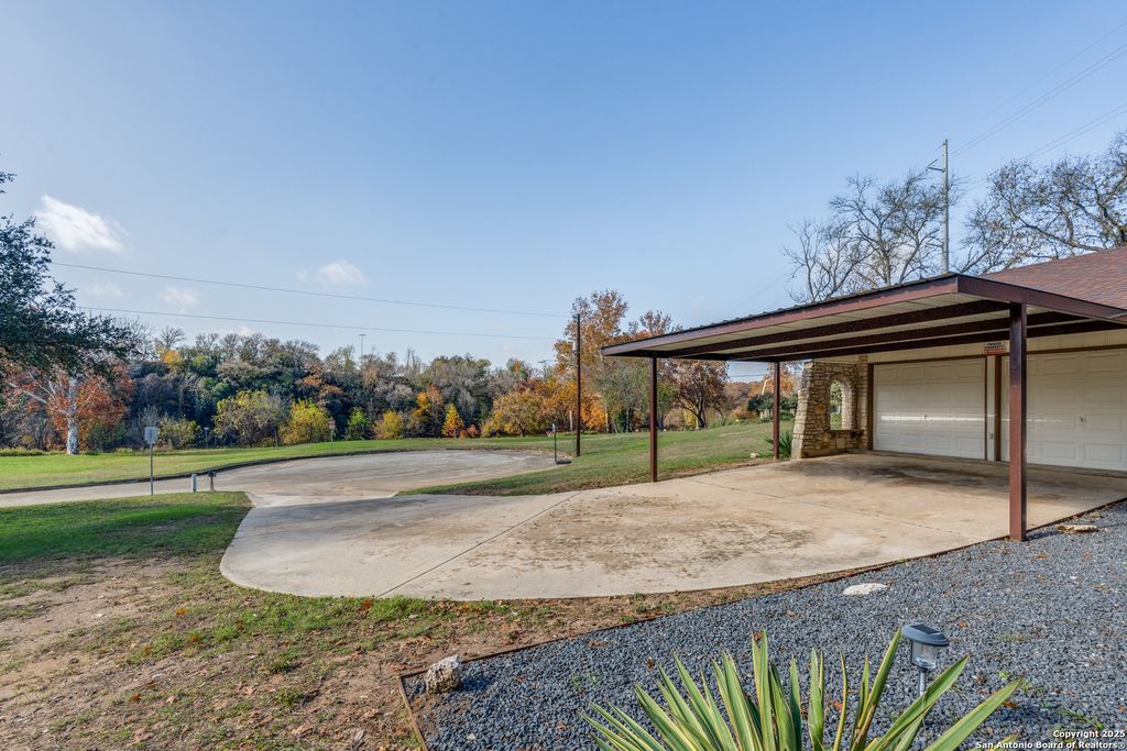 Photo of 640 Crest Lane, New Braunfels, TX 78130 (MLS # 1929943)