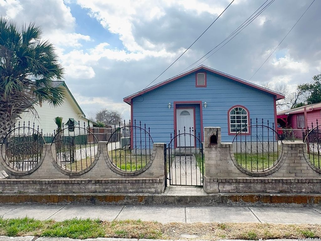 Photo of 2906 W Poplar St, San Antonio, TX 78207 (MLS # 1941646)