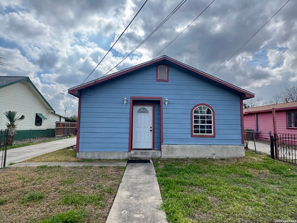 Photo of 2906 W Poplar St, San Antonio, TX 78207 (MLS # 1941646)