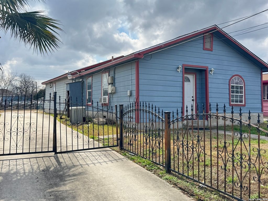 Photo of 2906 W Poplar St, San Antonio, TX 78207 (MLS # 1941646)