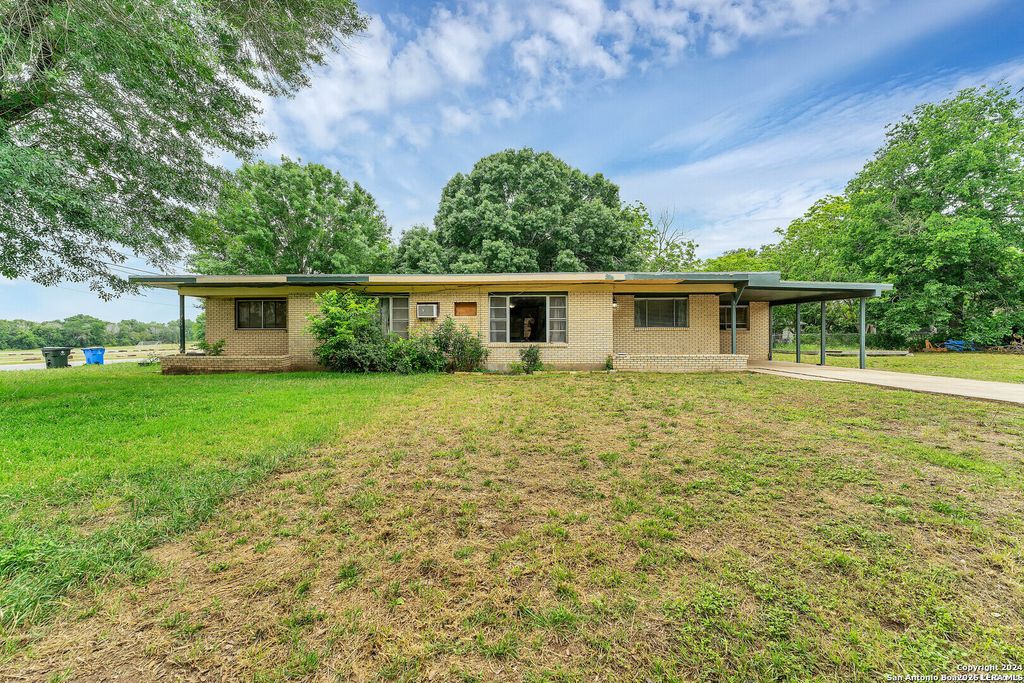 Photo of 955 University, Seguin, TX 78155 (MLS # 1936088)