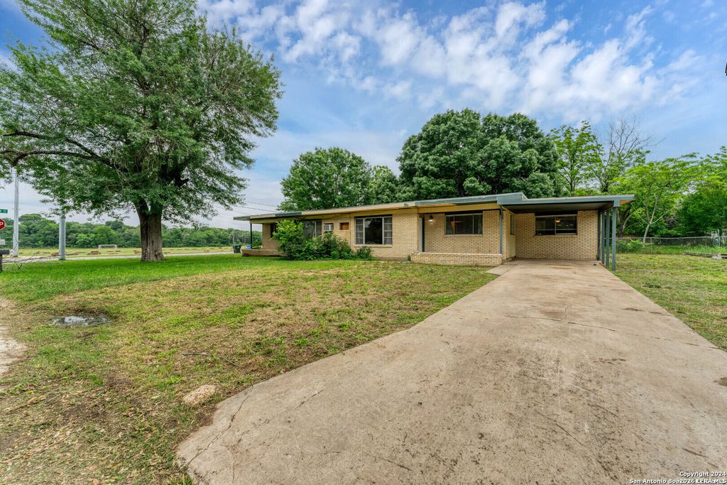Photo of 955 University, Seguin, TX 78155 (MLS # 1936088)