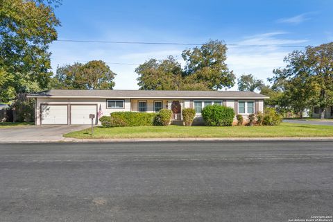 A home in Hondo