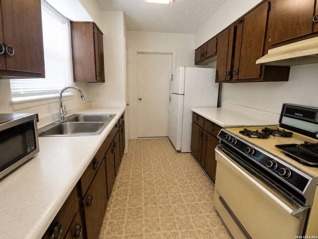 Photo of 7422 Lancewood, San Antonio, TX 78227 (MLS # 2003057)