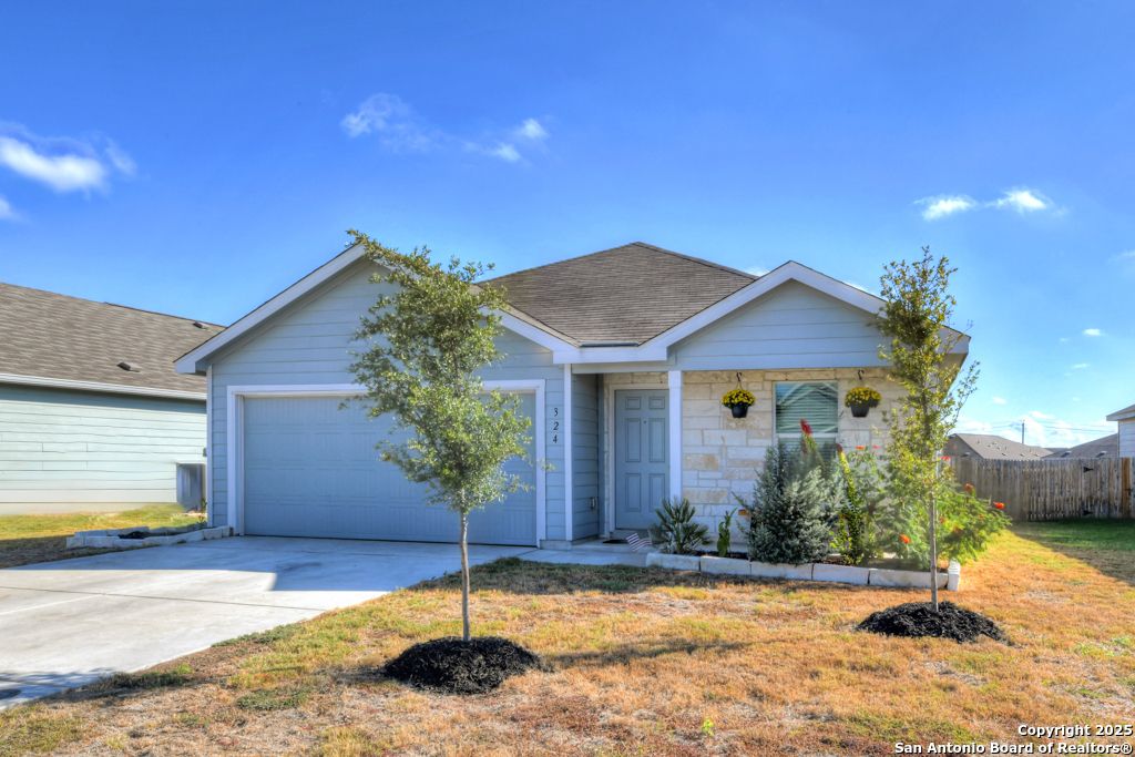 Photo of 324 Alta Vista, Seguin, TX 78155 (MLS # 1918491)