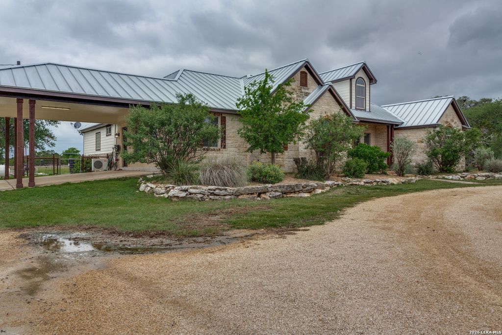 Photo of 106 RIVER MOUNTAIN DR, Boerne, TX 78006 (MLS # 1961125)