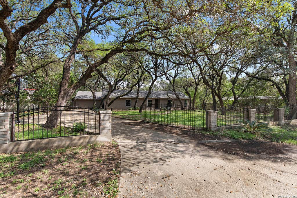 Photo of 210 S MANTON LN, Castle Hills, TX 78213 (MLS # 1957871)