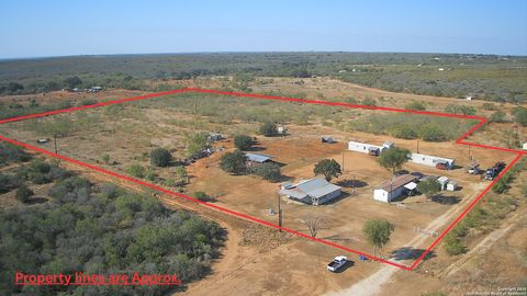 179 PR 6624 Devine TX 78016