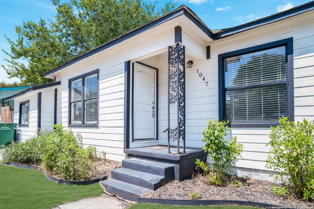 Photo of 1047 Poinsettia, San Antonio, TX 78202 (MLS # 1909196)