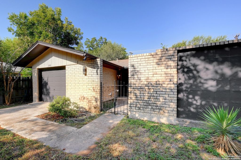 Photo of 2105 Darwin Dr, San Antonio, TX 78228 (MLS # 1898121)